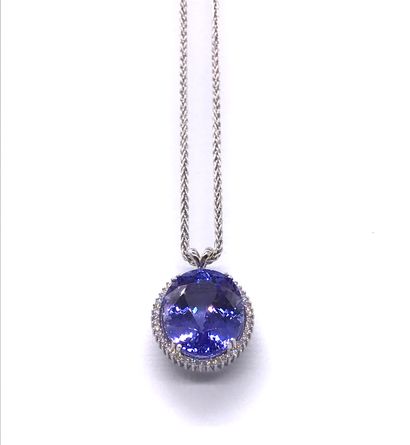 NECKLACE made up of a 20.66 carats tanzanite...