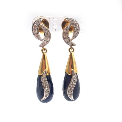null Pair of 18K yellow gold EARRINGS holding briolette sapphires adorned with lines...