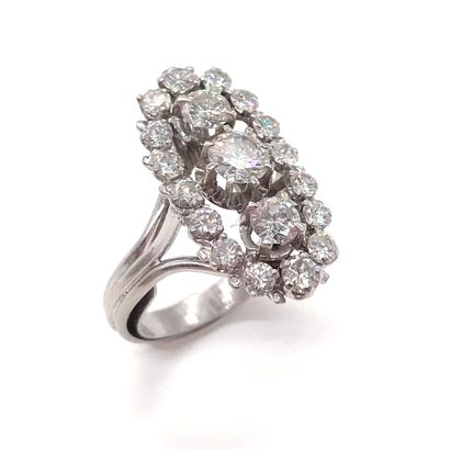 null RING set with an oval shape holding three brilliant-cut diamonds (the center...