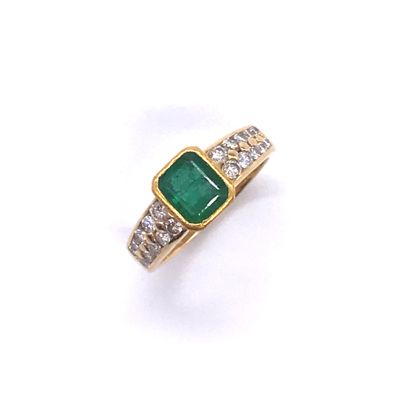 null 18K yellow gold ring holding an emerald of about 1 carat, set with brilliant-cut...