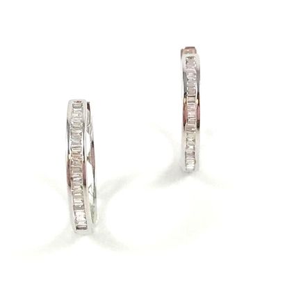 null PAIR OF CREOLES in 18K white gold holding baguette diamonds. French work. Diameter...