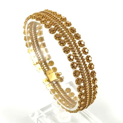  BRACELET with lace decoration. 18K yellow gold setting (missing). Length : 18 cm....