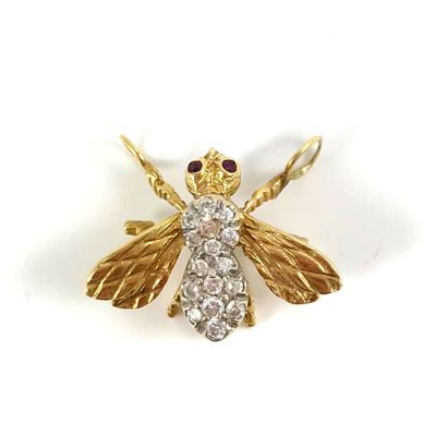 null PENDANT/BROCH presenting a bee, its body is decorated with brilliant-cut diamonds,...