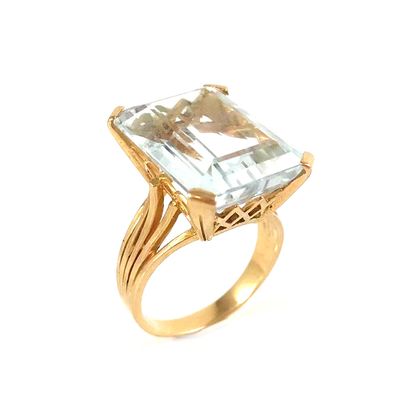 null RING holding a 15 carat marine ring. Set in 18K yellow gold. French work. TDD...