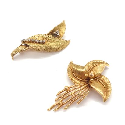 null Pins - one in the shape of a flower, 18K yellow gold. French work. Length :...
