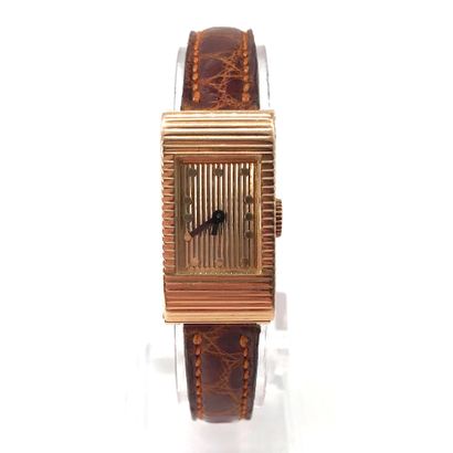 null BOUCHERON MONTRE FEMME ANNÉES 1960 en or jaune 18K, index ronds, boîtier godronné,...