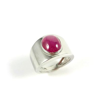 null RING holding an 8.08 carat Burmese star ruby. Mounted in 18K white gold. French...