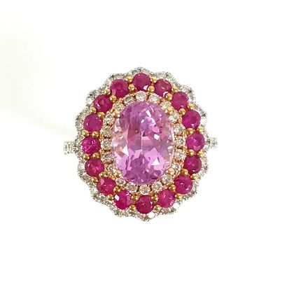 RING presenting an oval kunzite of 3 carats...