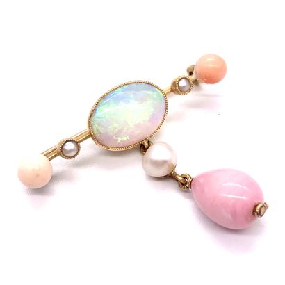 null BROCHE ornée d'une opale blanche, entourée de trois perles blanches probablement...