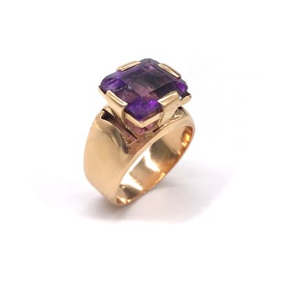 null 
RING
decorated with an amethyst of about 3 carats (shocks). 14K yellow gold...