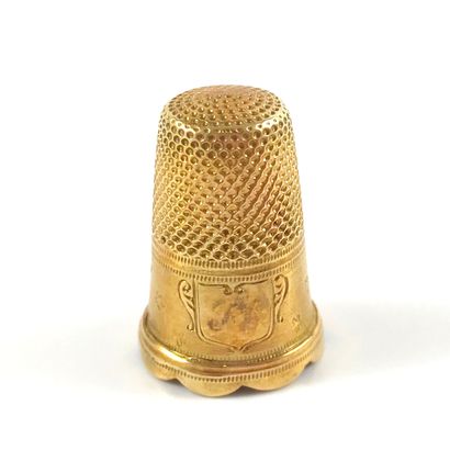  18K yellow gold chased design. Original case. Gross weight : 4.24 gr. A gold sewing...