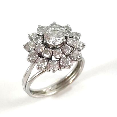 null RING presenting a floral design, adorned with a central brilliant-cut diamond...