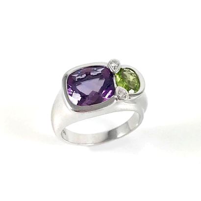 RING holding a cushion amethyst and an oval...