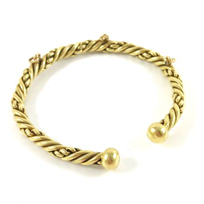 null BRACELET JONC decorated with three twisted threads in 18K yellow gold. Wrist...