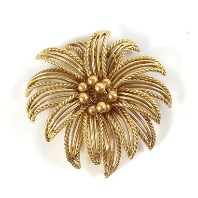 null BOUCHERON BROCHE présentant un dessin végétal. Monture en or jaune 18K. Signée...