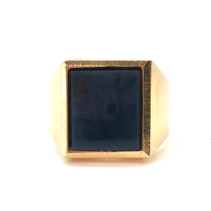 null HORSE adorned with an agate rectangle. Mounted in 18K yellow gold. TDD : 65....