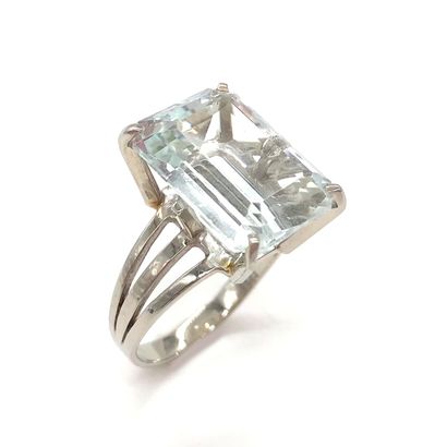 null RING set with an aquamarine of about 10 carats. Set in 18K white gold, composed...