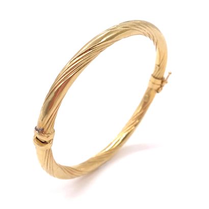 null JONC BRACELET holding a twisted design. Mounted in 18K yellow gold. Wrist size...