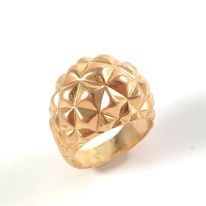 null PICS" ring with diamond-shaped facets evoking "peaks". Set in 18K yellow gold....