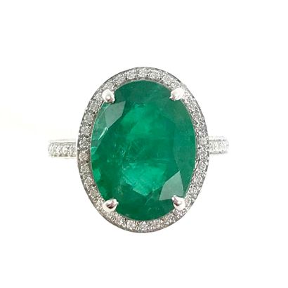 null IMPORTANT RING holding a 6.40 carat oval emerald in a brilliant-cut diamond...