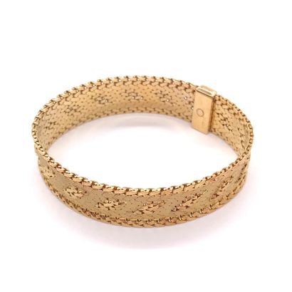 null Flexible BRACELET decorated with a geometric design. 18K yellow gold setting....