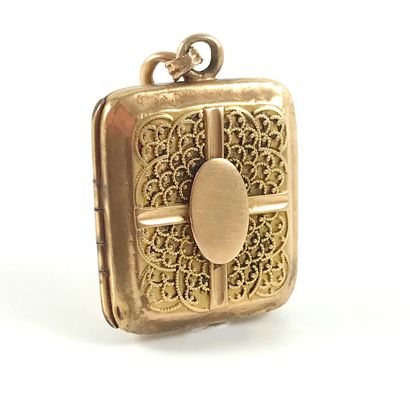 null SOUVENIR PENDANT decorated with a geometrical filigree pattern, holding a lock...