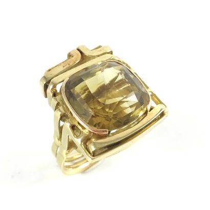 null RING holding a citrine of approximately 10.7 carats. Set in 18K yellow gold...