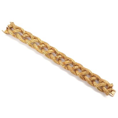 null BRACELET decorated with a braid in 18K yellow gold. Security clasp. French work....