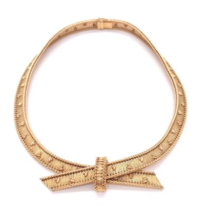 null 1960's NECKLACE with a knot design. 18K yellow gold setting. Security clasp....
