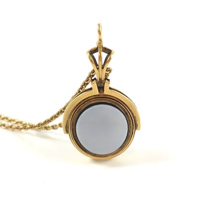 null Reversible pendant, decorated with an agate, it contains a lock of hair. Accompanied...