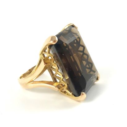null RING decorated with a smoked quartz. Yellow gold setting. TDD : 48. 40 carats...