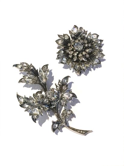 null 
TREMBLING BROOCH WITH TRANSFORMATION

holding a flower design on a leafy branch...