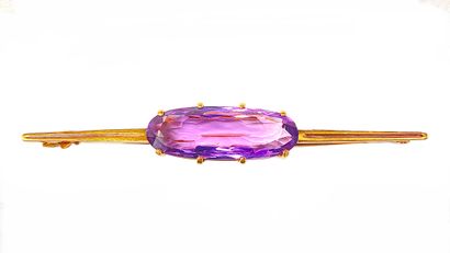 null A 9.30 carat oval amethyst in a brooch. Mounted in 18K yellow gold. French work....