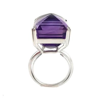 null RING holding an important amethyst. Mounting in 18K white gold. French work....