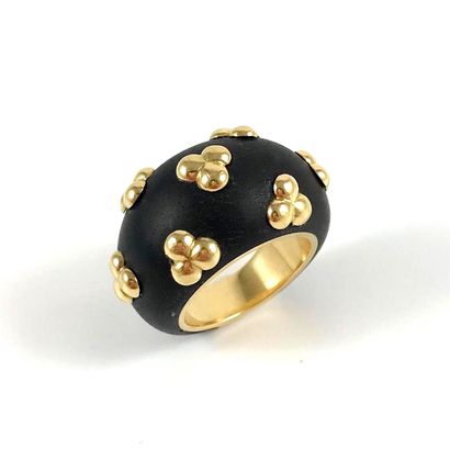 null 
RENÉ BOIVIN 1970S

RING

Ebony ring, studded with gold trilobal motifs.

Set...