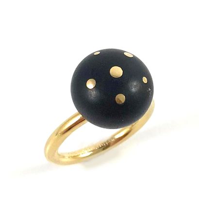 null ARTHUS BERTRAND RING adorned with an ebony bead with gold pastilles. Mounted...