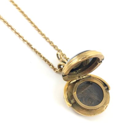 null Reversible pendant, decorated with an agate, it contains a lock of hair. Accompanied...