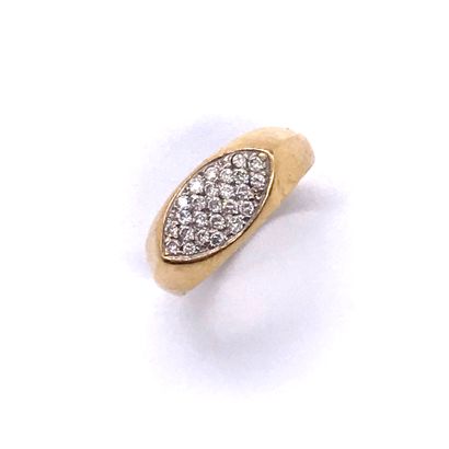 null 18K yellow gold ring holding a shuttle-shaped tray set with brilliant-cut diamonds....