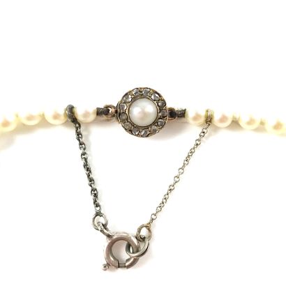 null NECKLACE of sea water cultured pearls. Clasp in 18K yellow gold, adorned with...