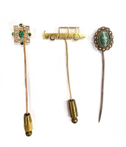 null SET OF THREE CRAVATE PINS in 18K yellow gold and metal: - one showing a car...