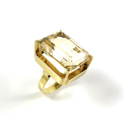 null RING holding a 20 carat citrine. Set in 18K yellow gold. TDD : 53. Gross weight...