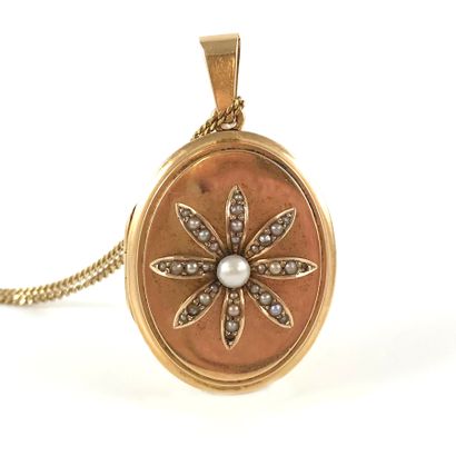PHOTO HOLDER PENDANT decorated with a flower...