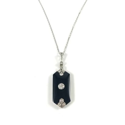 null ART DÉCO NECKLACE holding a geometrical pendant decorated with onyx and brilliant-cut...