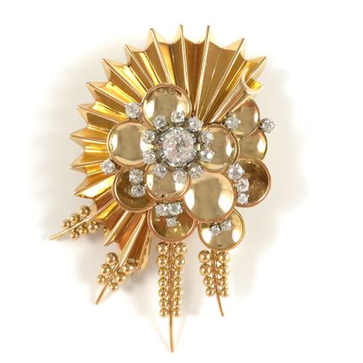 null BROCHE ANNÉES 1940 représentant une fleur, en or jaune 18K et diamants. Longueur...