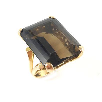 null RING decorated with a smoked quartz. Yellow gold setting. TDD : 48. 40 carats...