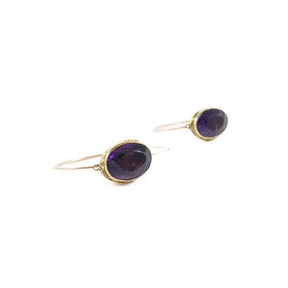null PAIR OF EARRINGS holding oval amethysts in a closed setting. Yellow gold and...