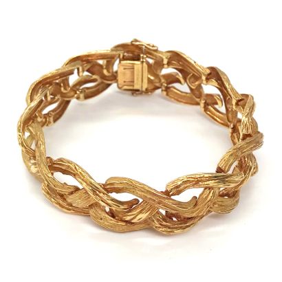 null BRACELET decorated with a braid in 18K yellow gold. Security clasp. French work....