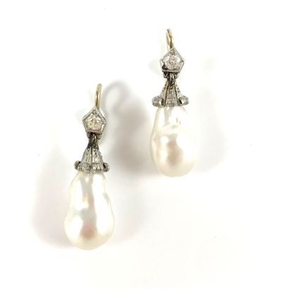 PAIR OF EARRINGS with a white pearl (not...