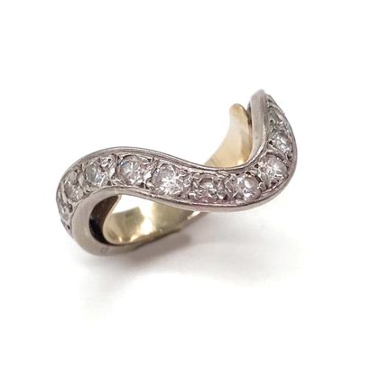 null RING with a wave of brilliant-cut diamonds, French work. TDD : 51. Gross weight...