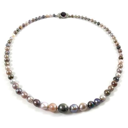 NECKLACE OF FINE PEARLS decorated with sixty-eight...